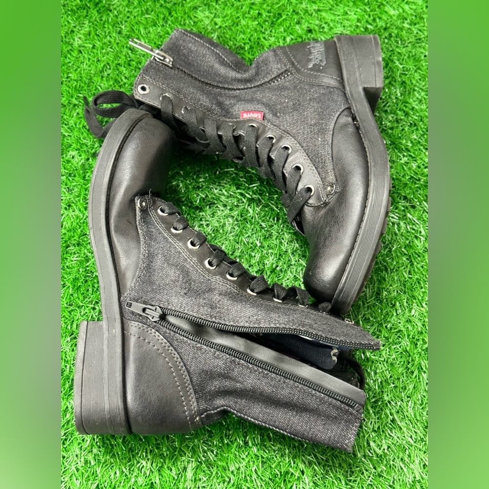 Levi’s Women’s boots Size -6‎